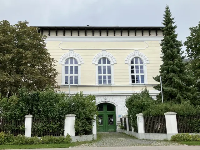 Historische Bauten - wie hier der Kindergarten II in der Südbahnstraße (ehemals Restaurationsgebäude der Firma Ganz) - sollen bewahrt bleiben, auch wenn sie ihre Funktion verlieren. Im neu entstehenden Bildungscampus werden künftig die Kindergärten integriert. 