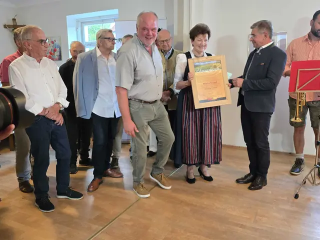 Feierlicher Moment: Die Auszeichnung zur Botschafterin der Region wird an Maria Kropf überreicht. | Foto: Nicole Schawill