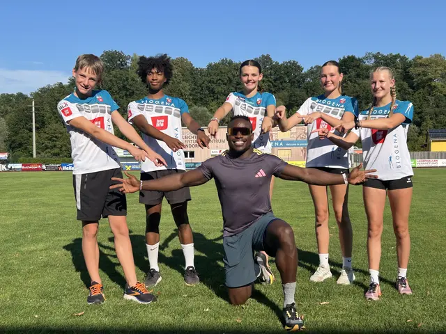 Ferdinand "Ferdi" Omanyala mit dem Nachwuchs IGLA Kids. | Foto: Igla