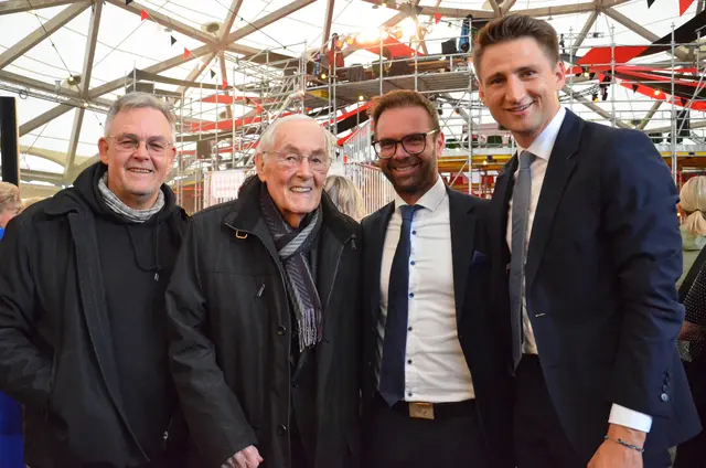 Michael und Helmut Kopp mit Stefan Stillebacher und Vize-Bgm. Johannes Augustin . | Foto: Sabine Schletterer