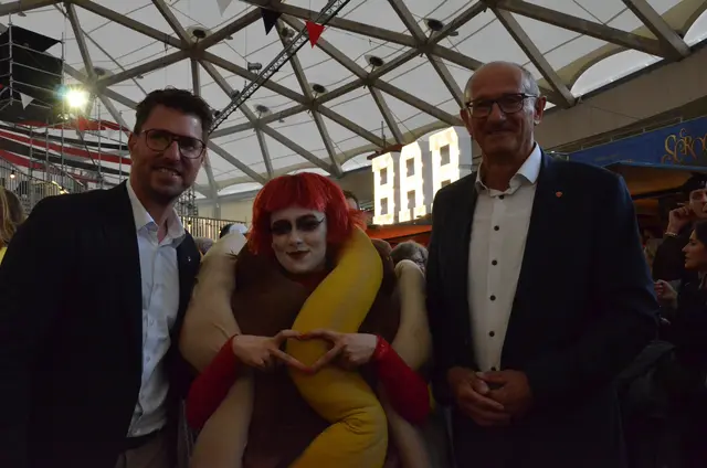 Mitten ins Herz getroffen: Bgm. Christian Härting und LH Anton Mattle mit Desirée "Julia" Jakobitsch. | Foto: Sabine Schletterer