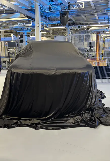 Darunter versteckt sich die „Neue Klasse“ der sechsten Generation. Auf der IAA 2025 in München wird der BMW als erstes Serienfahrzeug der Neuen Klasse präsentiert. | Foto: Gru