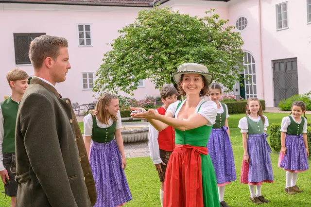 Anlässlich des 60-Jahr Jubiläums des weltberühmten Films „The Sound of Music“ lädt das Salzburger Landestheater in Kooperation mit dem Schloss Leopoldskron zu einem besonderen Erlebnis unter freiem Himmel ein: „Picknick im Park mit The Sound of Music“ – ein musikalisches Stationentheater im Schlosspark Leopoldskron. | Foto: SLT / Tobias Witzgall