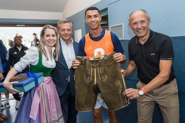 Feierliche Übergabe der CR7-Lederhose für Cristiano Ronaldo von Leo Bauernberger (rechts). | Foto: Neumayr/Christian Leopold, www.neumayr.cc
