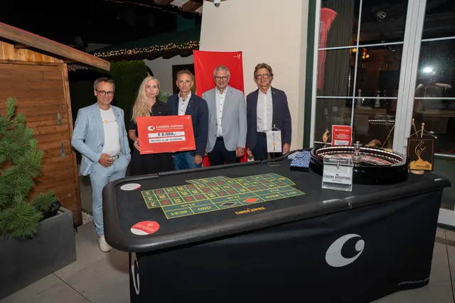 v.l.n.r. Thomas Gredler, Laura Naima Engelmayer-Wagner, Head of Operations Manager bei Casinos Austria AG., Walter Endstrasser, Josef Hofer, Heinz Sohler | Foto: Rotary Club Kitzbühel