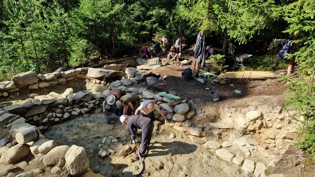 Freilegung des eisenzeitlichen Gebäudes Haus I - die neuesten Funden brachten auch neue Erkenntnisse. | Foto: F.M. Müller