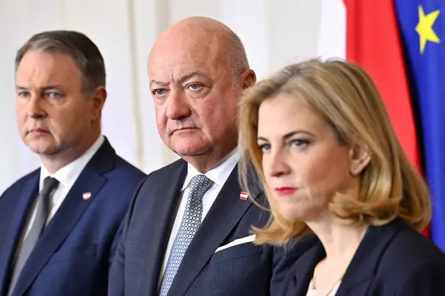 v.l.: Vizekanzler Andreas Babler (SPÖ), Bundeskanzler Christian Stocker (ÖVP) und Außenministerin Beate Meinl-Reisinger (NEOS) am Dienstag, 18. März 2025, anl. der Pressekonferenz im Rahmen der Arbeitsklausur der Bundesregierung im Bundeskanzleramt in Wien. | Foto: Techt/APA Picturedesk
