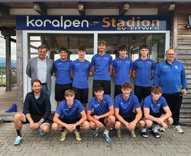Die Neuzugänge des SV Eitweg präsentieren sich stolz vor dem Koralpen-Stadion. | Foto: SV Eitweg