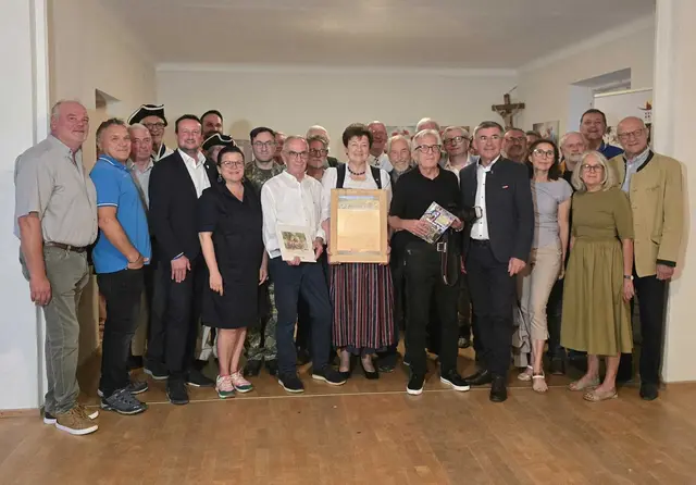 Kultursommer auf den Punkt gebracht: Kunst, Politik und echte Geschichten auf einer Bühne – mit dabei auch Menschen, die Johann Schleich porträtiert hat. | Foto: Nicole Schawill