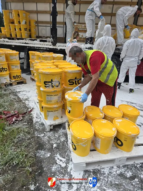 Die Freiwilligen Feuerwehren Bad Waltersdorf, Neudorf und Ilz waren mit insgesamt 21 Einsatzkräften, sieben Fahrzeugen und einem Frontlader im Einsatz, um die ausgetretene Ladung zu bergen. | Foto: FF Bad Waltersdorf