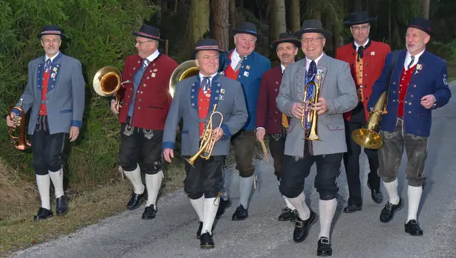 „Grenzenlos 7“: acht Musikanten, die aus sieben unterschiedlichen Musikkapellen stammen. Sie musizieren sozusagen grenzübergreifend. | Foto: Herbert Preselmaier