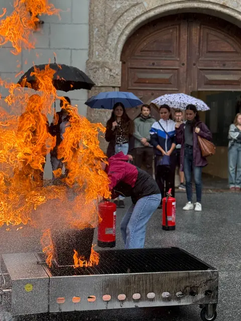 Unter Aufsicht der Berufsfeuerwehr Innsbruck übte man für den Ernstfall. | Foto: Stefan Meyer