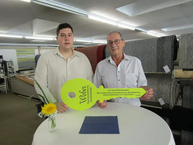 Schlüsselübergabe: Marc Weber  (l) übernimmt von Siegfried Weber.