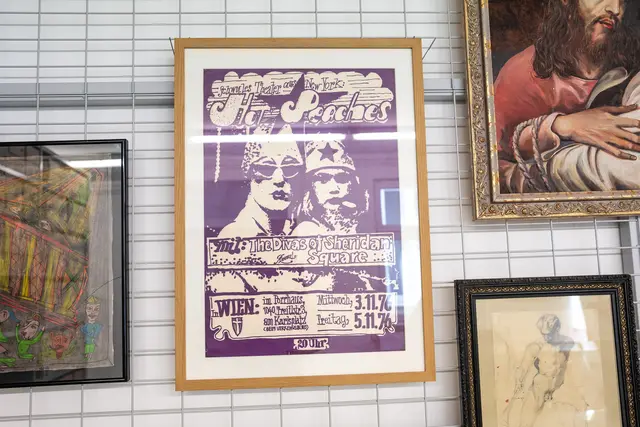 Ein schlichtes Plakat im Archiv des Qwiens erinnert an das Jahr 1976, als die queere Theatergruppe "Hot Peaches" ins Porrhaus kam. | Foto: Valentina Marilenić/MeinBezirk