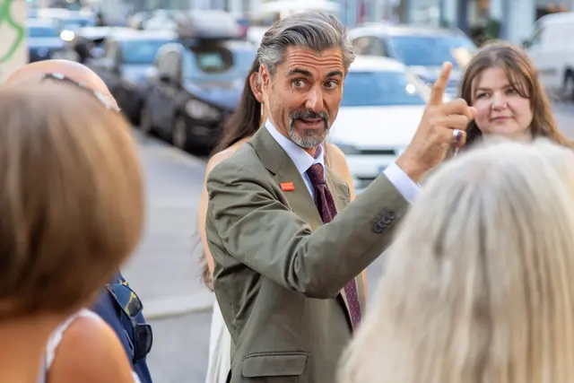 Der erfahrene Kunstvermittler, Markus Hübl, will die Landstraße von einer neuen Seite zeigen.  | Foto: Stephan Huger