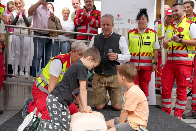 Um 10.15 Uhr fiel in Großarl der Startschuss zum Weltrekordversuch der längsten jemals von Kindern durchgeführten Wiederbelebungsstaffel. (v.l.): Birgitt Oberhuber (Projektorganisatorin, Rotes Kreuz Salzburg), Initiator Dr. Ernst Toferer (praktischer Arzt, Großarl) | Foto: Rotes Kreuz Salzburg