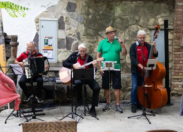 Das Trio Weltlin mit Joschi Schäfer. 
Fredi Gradinger, Hans Radon und Franz Horacek.
Besungen wurde die Hautzendorfer Kellergasse.  | Foto: Regina Courtier