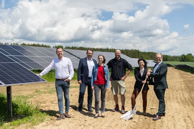 Vor der neuen PV-Anlage: Andreas Habe, Gerald Wais Gerald und Irene Schuh von PRO PET mit  Sebastian Gerstorfer, Antonietta Di Chio und Markus Amatschek von der W.E.B | Foto: PRO PET