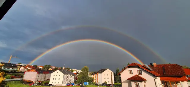 Das erste Augustwochenende zeigt sich von seiner launischen Seite. Während sich zu Beginn noch vereinzelt sonnige Abschnitte zeigen, dominieren bald dichte Wolken, Schauer und Gewitter. Erst ab Sonntag bessert sich das Wetter allmählich. | Foto: Evelyn Brandl