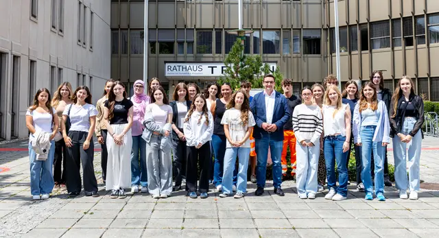 Trauns Bürgermeister Karl-Heinz Koll mit den Praktikanten. | Foto: Stadtgemeinde Traun