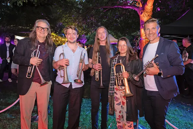 Nachwuchs-Künstler:innen Alex Kuttler, Xaver Schutti und Katharina Kurz mit Outreach-Gründer Franz Hackl und Alexander Lener (Sparkasse Schwaz)