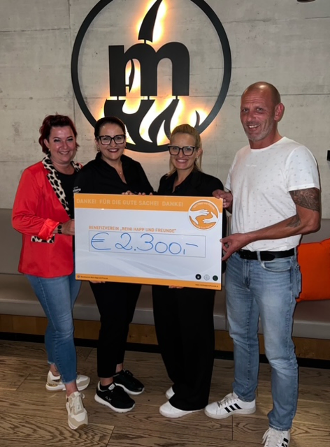 Sabine Walder (li.) und Reini Happ vom Benefizverein „Reini Happ &amp; Freunde“ freuen sich gemeinsam mit Julia und Anna Servis vom Milsano Mils über die erfolgreiche Tombola und die großzügige Spendensumme. | Foto: Milsano