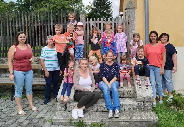 Jakob Kraus, Florian Waldherr, Mattheo Müller, Svenja Sagaster, Simon Röschl, Larissa Zeiner, Klara und Sophie Löffler, Hannah Steininger, Antonia Fraißl, Olivia Jury, Lion Kolar und Philomina Pany.
Vom KIGO-Team: Kerstin Kolar, Tanja Neumayer, Simone Jury, Lisa Kraus und Helga Batek
sowie Grete Rosenkranz vom Pfarrgemeinderat Kautzen | Foto: Pfarre Kautzen