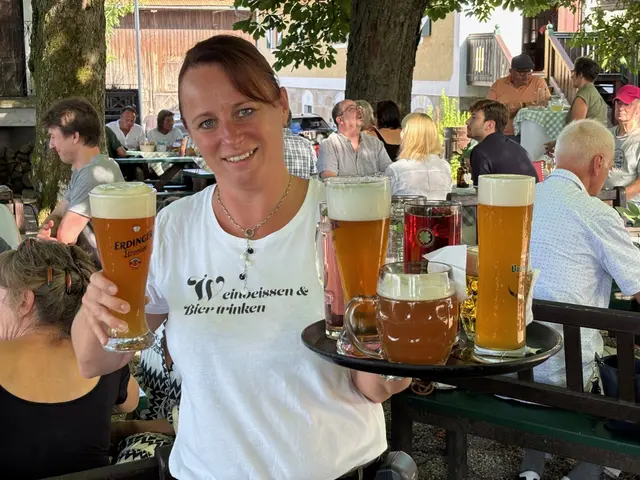 Oberkellnerin Renate freut sich schon, wenn die Sonne wieder im Weinbeisser Gastgarten zum Vorschein kommt und sie die Gäste wieder bedienen darf. | Foto: Franz Gruber
