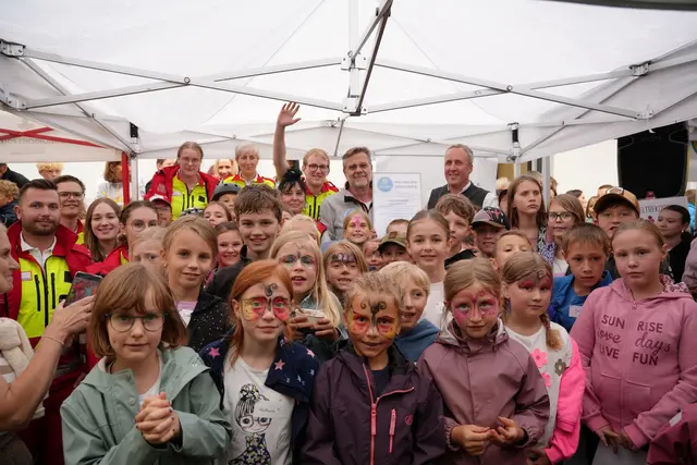 Der Jubel war groß bei der Überreichung der Urkunde | Foto: Rotes Kreuz Salzburg