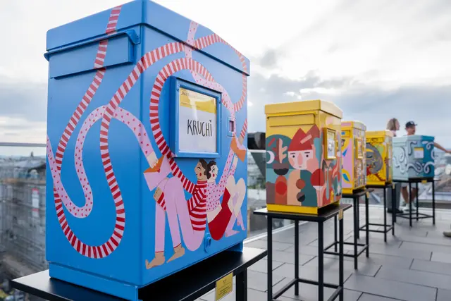 Jede Landeshauptstadt erhält seinen eigenen künstlerischen Postkasten.  | Foto: Valentina Marinelic/MeinBezirk