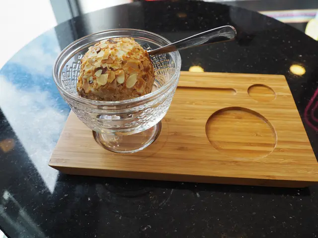 Die Eismarillenknödel werden von Mandelblättern ummantelt und mit einem Strahlen serviert. | Foto: Julia Gaiswinkler