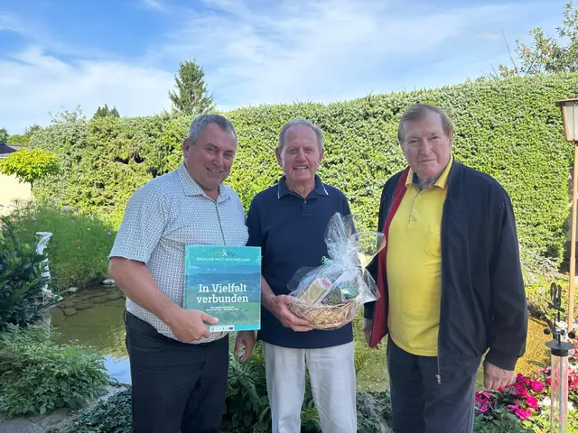 Gratulation an Werner Fröstl (Mitte) zum 85. Geburtstag. Bürgermeister Bernhard Karnthaler (li) und Gemeinderat Manfred Grimm (re, beide ÖVP) gratulierten. | Foto: Marktgemeinde Lanzenkirchen