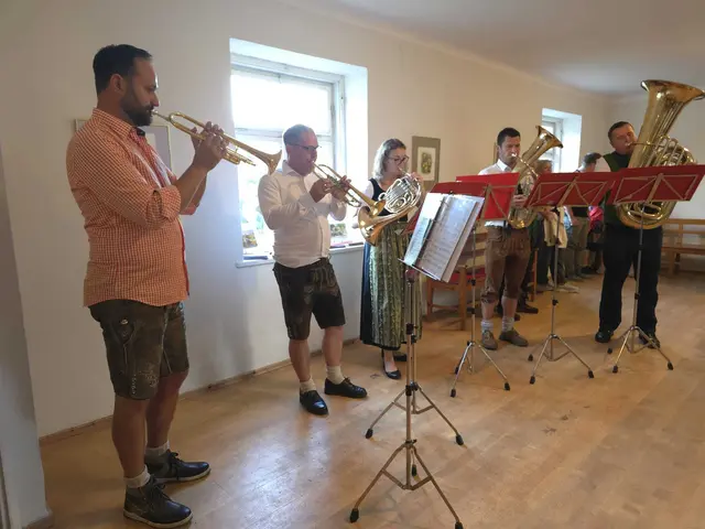 Ein echtes Premierenensemble: Die Musikkapelle probte nur eine Stunde vor dem Auftritt – Musiker aus mehreren Gemeinden vereint. | Foto: Nicole Schawill