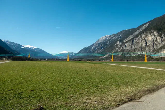 Die Gemeinde Haiming hat sich gegen eine Freileitung, wie hier visualiert, und für ein Erdkabel entschieden. | Foto: Tinetz