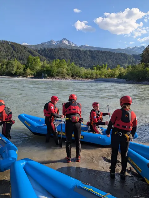 Zwischen April und September trainiert die Wasserrettung einmal pro Woche im Inn oder in der Sill. | Foto: Wasserrettung Innsbruck