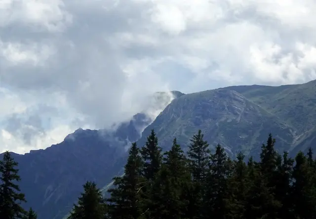 Der nahe Ötscher ist in Wolken gehüllt.