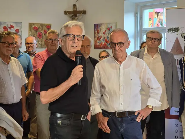 Johann Schleich (l.) im Gespräch mit Vedutenmaler Heinz Karner (r.) über Kunst, Genauigkeit und das Malen für Schönbrunn. | Foto: Nicole Schawill