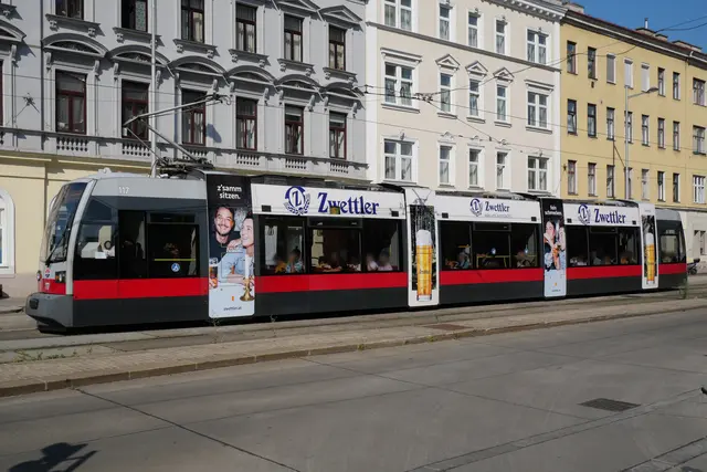 Die Straßenbahn der Linie 5 fährt gebrandet durch Wien. | Foto: Thomas Dalby
