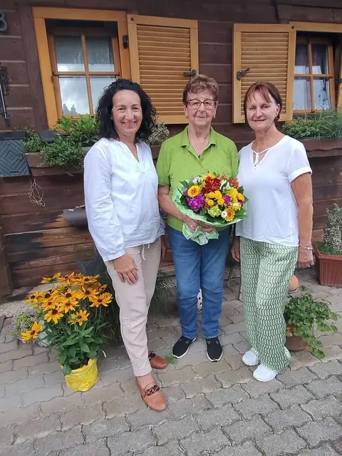 Das Geburtstagskind bekam einen hübschen Blumenstrauß. | Foto: Gemeinde Scheiblingkirchen-Thernberg
