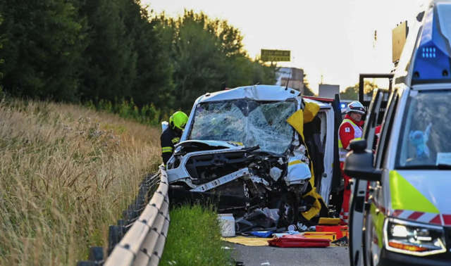 Heute Morgen kam es zu einem schweren Verkehrsunfall auf der Westautobahn bei Laakirchen. | Foto: TEAM FOTOKERSCHI
