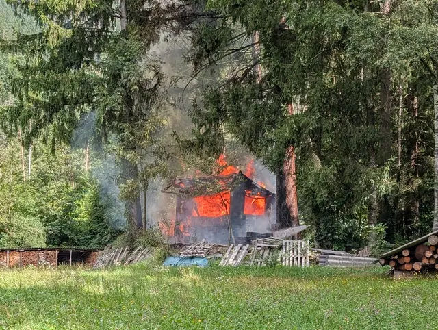 Das Bienenhaus wurde bei dem Brand komplett zerstört.  | Foto: Brunner Images