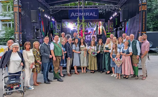 Zahlreiche Ehrengäste hatten sich zur feierlichen Übergabe der Krone der Weinkönigin im Mödlinger Museumspark eingefunden. | Foto: Stadtgemeinde Mödling / cb