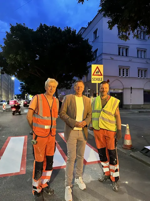 Thomas Steinhart (SPÖ) mit Mitarbeitern der MA 28 – Straßenverwaltung und Straßenbau. | Foto: BV11