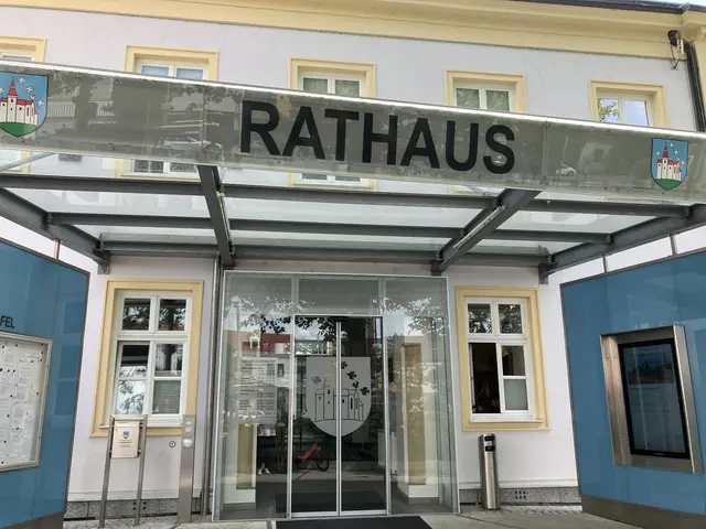Das Rathaus nach der Sanierung 1990, mit neuem Vorbau. | Foto: Stockmann