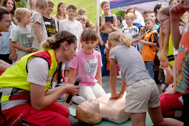 Die Kinder waren mit großem Eifer bei der Sache und lösten sich alle zwei Minuten ab. | Foto: Rotes Kreuz Salzburg
