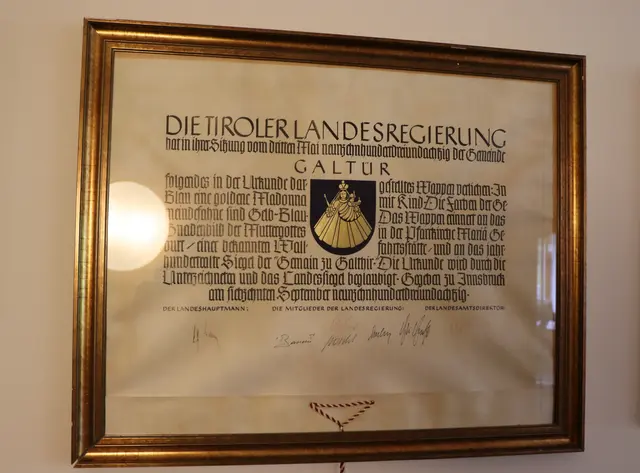 Gemeindewappen von Galtür: Die Verleihungsurkunde aus dem Jahr 1983. | Foto: Othmar Kolp