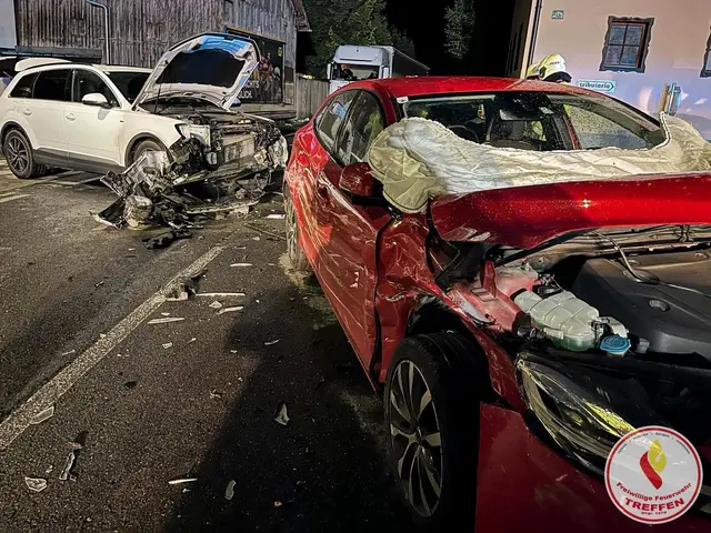 Es kam zu einer Kollision mit drei Pkws.  | Foto: Freiwillige Feuerwehr Treffen
