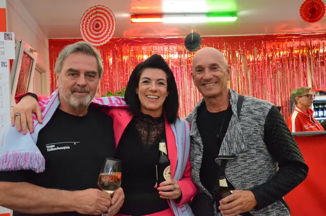 Herr der Bars: Gerry Sturm mit Michaela und Andreas Neuner. | Foto: Sabine Schletterer