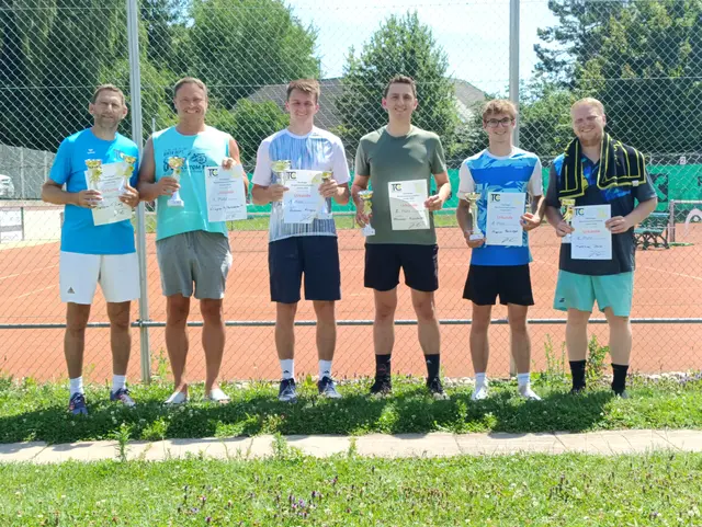 Thomas Hatteier, Mario Reitstätter, Andreas Kriegner, Alexander Rudlstorfer, Marvin Reisinger und Matthias Sturm bei den Bezirksmeisterschaften 2025 in Eferding. | Foto: Irene Weixelbaumer/URTC Eferding