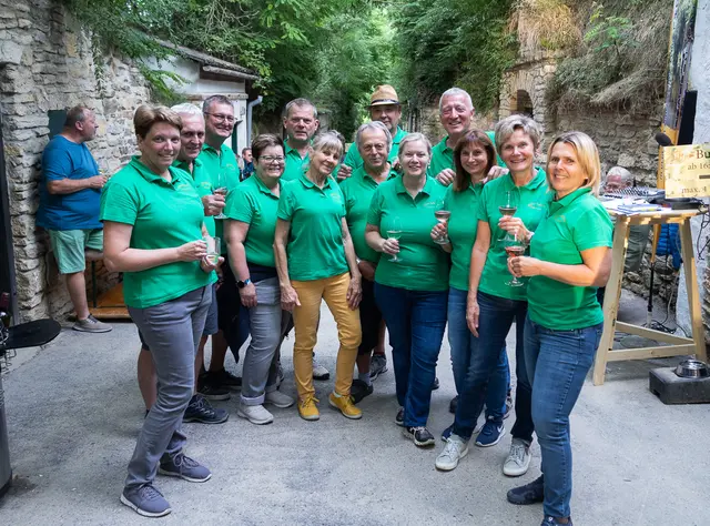 Das Kellergassen-Team rund um Joschi Schäfer machte das Hautzendorfer Kellergassenfest zu etwas besonderem. | Foto: Regina Courtier